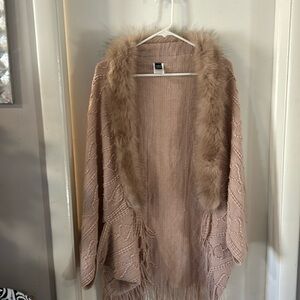 Women’s sweater in pink with faux fur trim and fringe